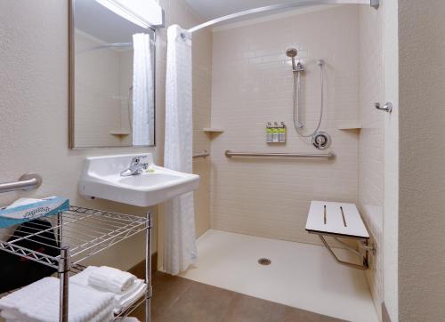 Ванная комната в Candlewood Suites Salina, an IHG Hotel