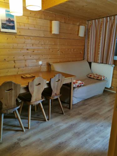 une pièce avec une table, des chaises et un lit dans l'établissement Appartement Cauterets, à Cauterets