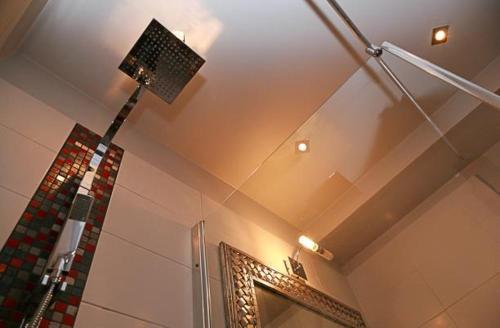 Cette chambre dispose d'un plafond éclairé. dans l'établissement Appartement de Charme, à Aix-en-Provence