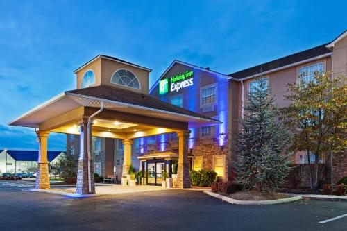 ariott hotel with a parking lot in front of it at Holiday Inn Express & Suites Alcoa Knoxville Airport by IHG in Alcoa