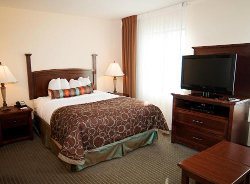 מיטה או מיטות בחדר ב-Staybridge Suites Wichita, an IHG Hotel