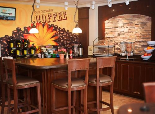 een bar in een restaurant met een bar met krukken bij Staybridge Suites Wichita by IHG in Wichita