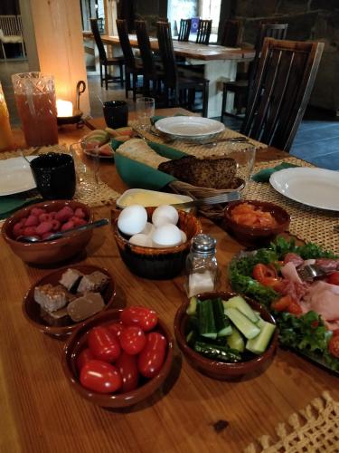una mesa cubierta con cuencos de diferentes tipos de alimentos en Maatilamatkailu Ali-Ketola, en Kokemäki