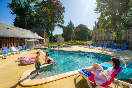 un groupe d'enfants jouant dans une piscine dans l'établissement Goélia Résidence Du Parc, à Gonneville-sur-Honfleur