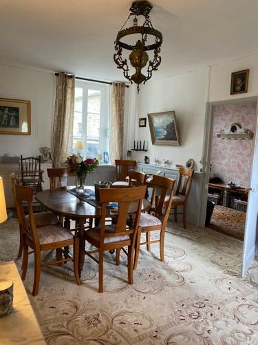 une salle à manger avec une table et des chaises dans l'établissement Le Trianon, à Le Bourgneuf-la-Forêt