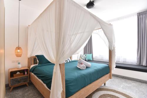 Säng eller sängar i ett rum på Villa Verde close to Finns Beach Club