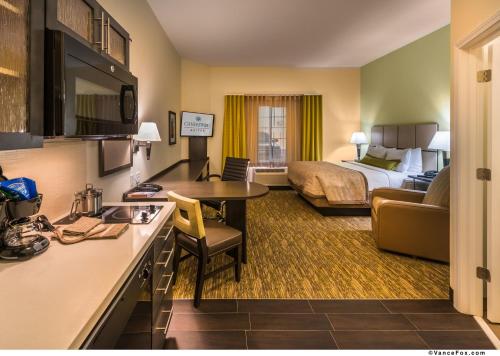 um quarto de hotel com uma cozinha e um quarto em Candlewood Suites Winnemucca, an IHG Hotel em Winnemucca