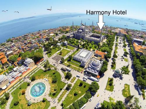 una vista aérea de una ciudad con un hotel de memoria en Harmony Hotel Istanbul & SPA, en Estambul