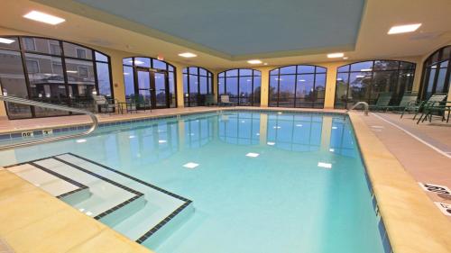 - une grande piscine d'eau bleue dans un bâtiment dans l'établissement Staybridge Suites Hot Springs, an IHG Hotel, à Hot Springs