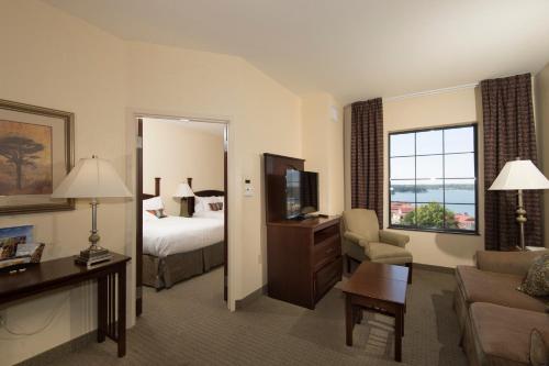 Ліжко або ліжка в номері Staybridge Suites Hot Springs, an IHG Hotel
