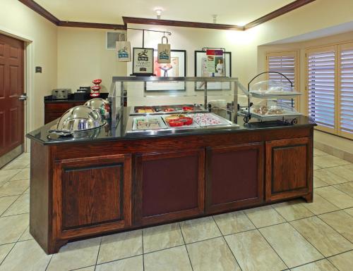 une cuisine avec un comptoir avec un plan de travail dans l'établissement Staybridge Suites Hot Springs by IHG, à Hot Springs