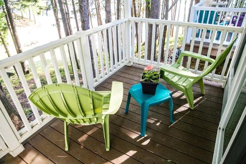 Waterfront studio with Private Porch #13 at Long Cove Resort