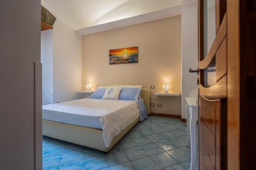 Un dormitorio pequeño con una cama y dos mesitas de noche. en Aquamarine Apartment, en Vico Equense