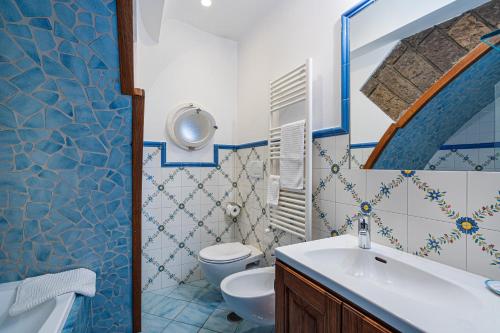 un baño con inodoro y lavabo en Aquamarine Apartment, en Vico Equense