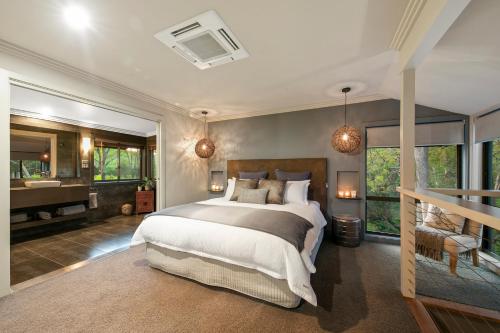 Un pat sau paturi într-o cameră la The Edge Villa