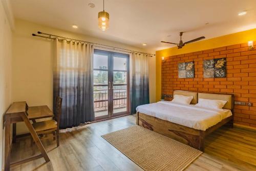 um quarto com uma cama e uma grande janela em StayVista at Udhbhava Kamala Pet Friendly Home em Bangalore