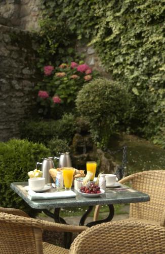 a table with a tray of food and drinks on it at Hotel Palacio Obispo in Hondarribia