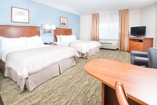 En eller flere senger på et rom på Candlewood Suites Wake Forest-Raleigh Area, an IHG Hotel