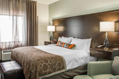 Krevet ili kreveti u jedinici u okviru objekta Staybridge Suites North Jacksonville, an IHG Hotel