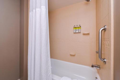 Ένα μπάνιο στο Staybridge Suites Indianapolis Downtown-Convention Center, an IHG Hotel