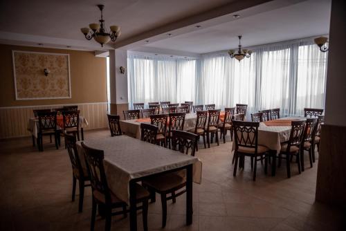 A restaurant or other place to eat at Pensiunea Eden