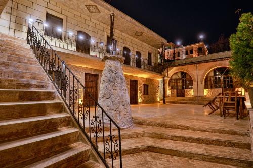 un conjunto de escaleras en un edificio por la noche en Cappadocia Caves Hotel en Göreme