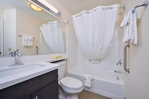 Ένα μπάνιο στο Candlewood Suites Harrisburg-Hershey, an IHG Hotel