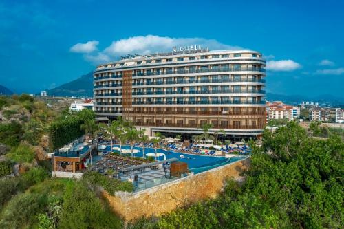 um hotel com piscina e um resort em Michell Hotel & Spa - Adult Only - Ultra All Inclusive em Alanya