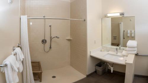 Ett badrum på Candlewood Suites Saint Joseph - Benton Harbor, an IHG Hotel
