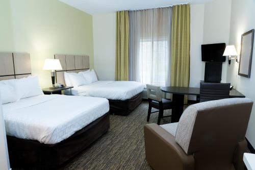 Säng eller sängar i ett rum på Candlewood Suites Saint Joseph - Benton Harbor, an IHG Hotel
