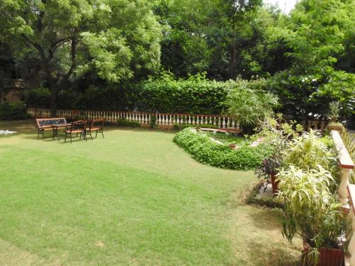 Un jardín fuera de Hotel Jai Niwas