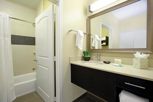 y baño con lavabo y espejo. en Staybridge Suites - Odessa - Interstate HWY 20, an IHG Hotel, en Odessa