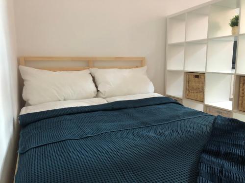 een slaapkamer met een groot bed en witte kasten bij Appartement Möwe mit 2 Zimmer im Zentrum Potsdams direkt an der Havel in Potsdam