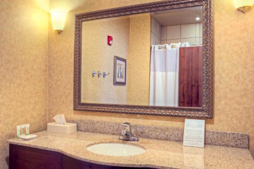 uma casa de banho com um lavatório e um espelho em Staybridge Suites Laredo, an IHG Hotel em Laredo