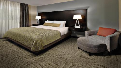 Llit o llits en una habitació de Staybridge Suites Lexington, an IHG Hotel