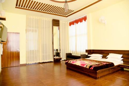 sypialnia z dużym łóżkiem w pokoju w obiekcie Hotel Rani Bagh Resort w mieście Beāwar