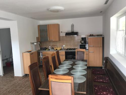 une cuisine avec une grande table et des chaises ainsi qu'un astérisque dans l'établissement Casa Panoramic, à Dubova