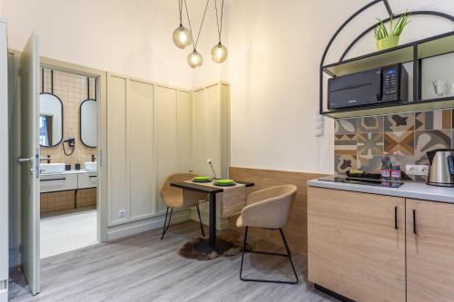 cocina con mesa y sillas en una habitación en Gellért Budapest Suites en Budapest