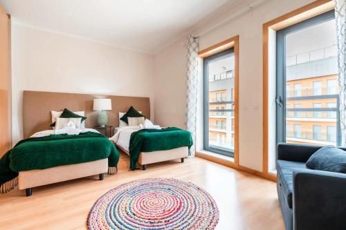 1 dormitorio con 2 camas y sofá en OCEANVIEW Luxury Paradise Location Sun and Pool, en Olhão
