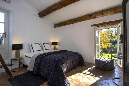 Кровать или кровати в номере MAS SAINT GEORGES DE L'ORATOIRE
