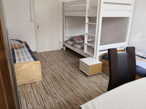 a small room with two bunk beds in it at 3 Monteurzimmer als Wohngemeinschaft zur Selbstversorgung in Ostfildern