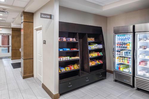 uma loja com um frigorífico aberto com alimentos em Staybridge Suites Montgomery - Downtown, an IHG Hotel em Montgomery