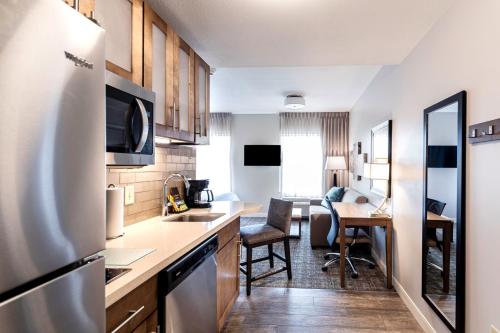 Η κουζίνα ή μικρή κουζίνα στο Staybridge Suites Montgomery - Downtown by IHG