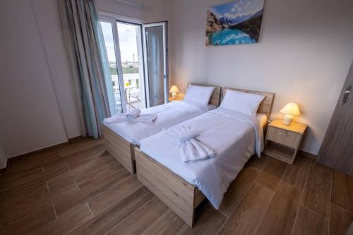 sypialnia z łóżkiem z 2 poduszkami w obiekcie Prinos Oasis Twin Villas II w mieście Prínos