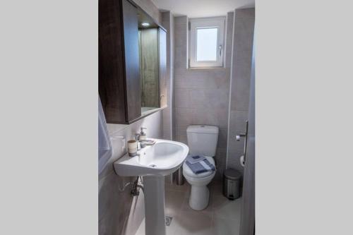 łazienka z umywalką i toaletą w obiekcie Prinos Oasis Twin Villas II w mieście Prínos