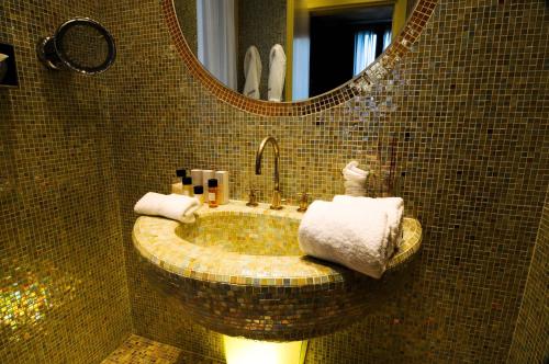 a bathroom with a round sink with a mirror at Hotel Metropole Venezia in Venice