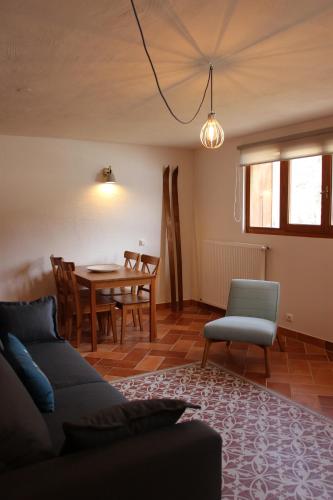 un salon avec un canapé et une table dans l'établissement Au calme face au grand paysage, à Essert-Romand