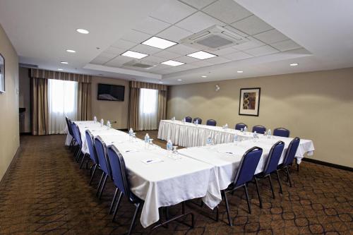Comfort Inn & Suitesにあるビジネスエリアまたは会議室