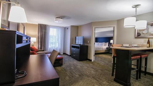 Postel nebo postele na pokoji v ubytování Staybridge Suites Marquette by IHG