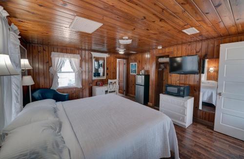 Postel nebo postele na pokoji v ubytování Outer Banks Motel